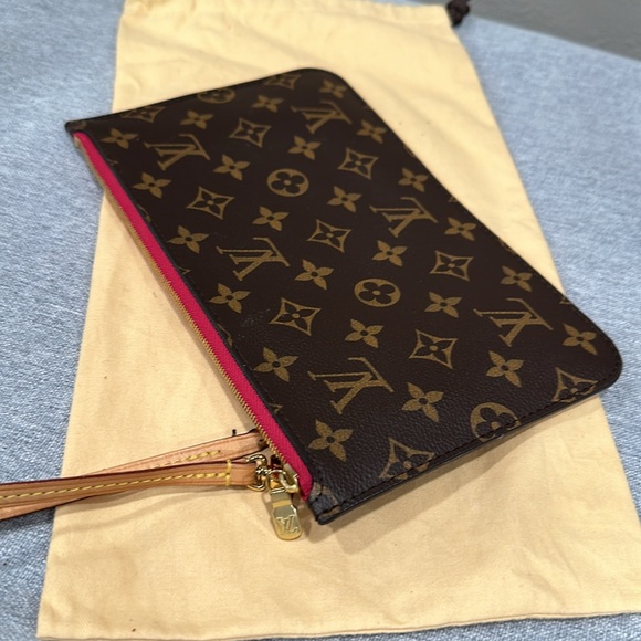 Louis Vuitton Monogram Wristlet In Excellent Condition - Picture 5 of 16